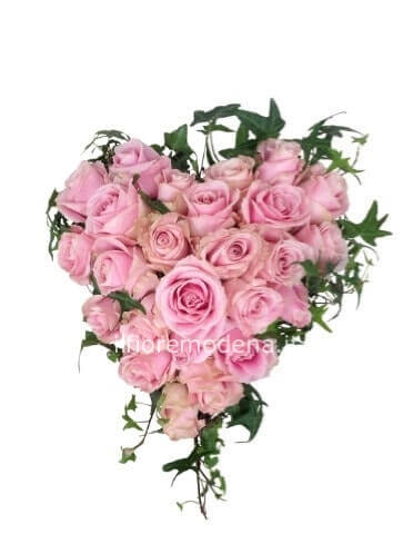 Cuore di rose e fiori colore rosa