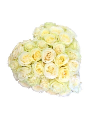 Cuore di rose e fiori colore bianco