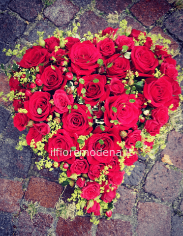 Cuore di rose e fiori di  colore rosso