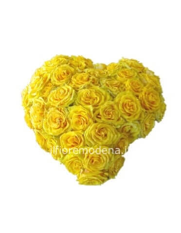 Cuore di rose e fiori colore giallo.