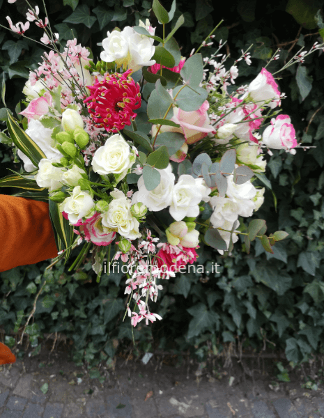 bouquet fiori misti sulle tonalità del rosa e del bianco 